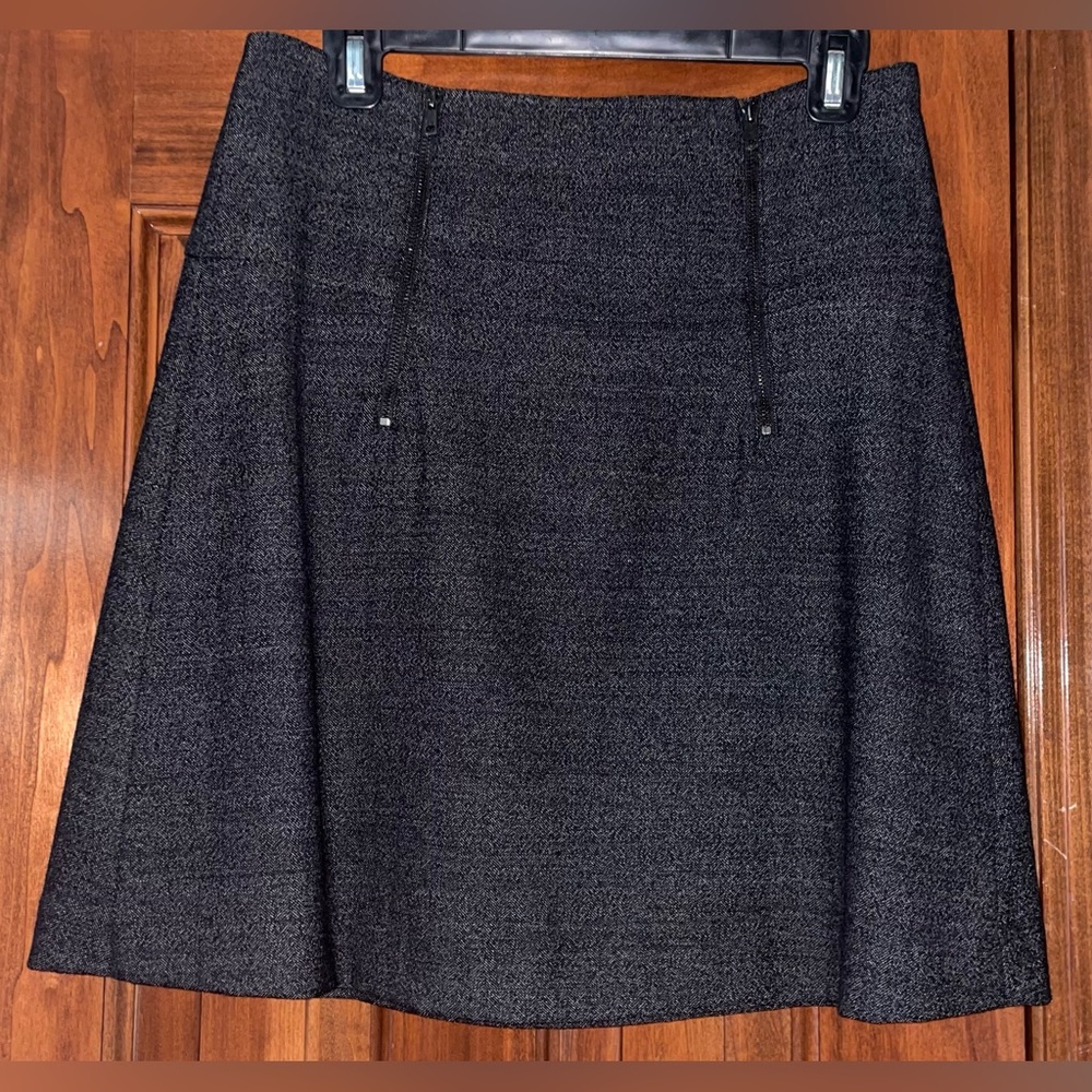 ANN TAYLOR Women’s Skirt. Dark Grey Color. Size 6.